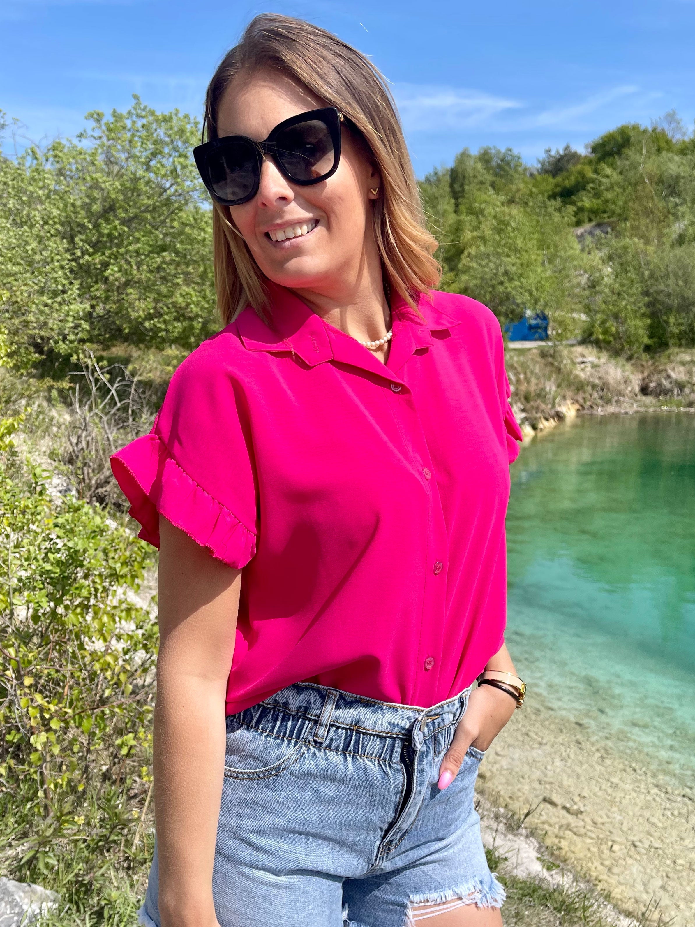 Selvina - Sort skjorte med søde flæseærmer